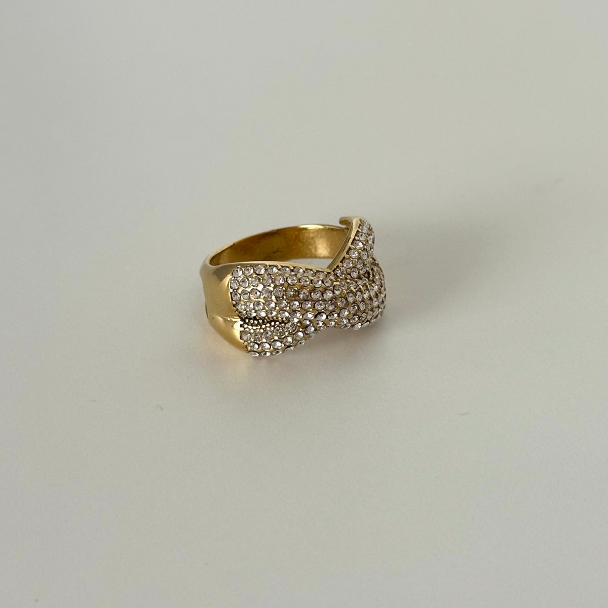 Bague Sasha dorée à strass vue de trois quarts