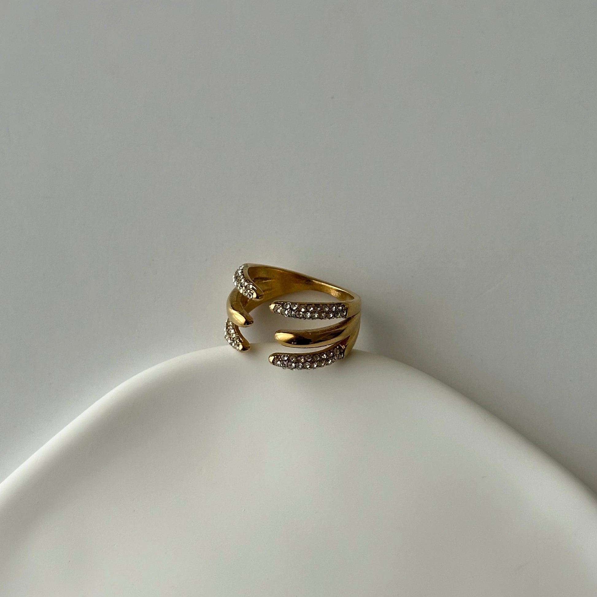 Bague Sélia dorée en acier inoxydable – bague ouverte pavée de zircons, design moderne et ajustable – bijou résistant à l’eau – Monalya