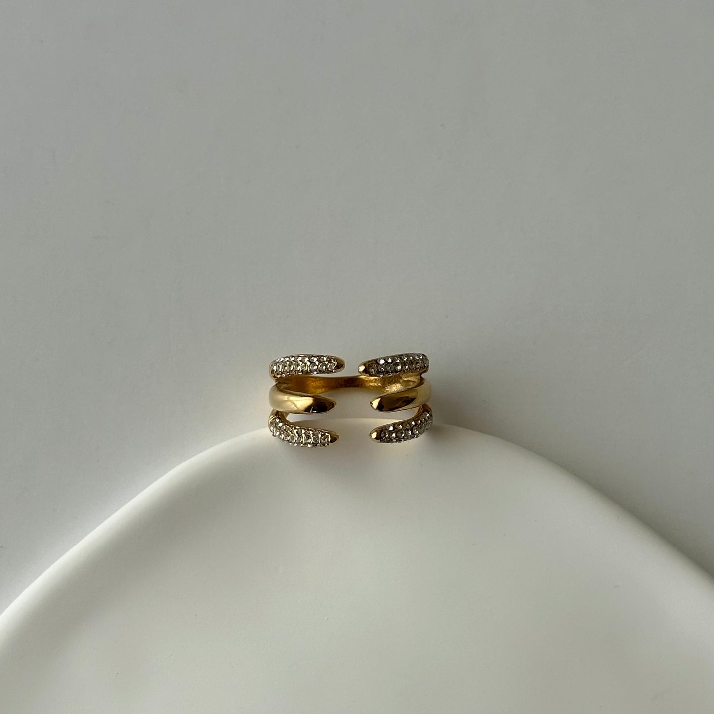 Bague Sélia dorée en acier inoxydable – bague ouverte élégante sertie de zircons – bijou résistant à l’eau – Monalya