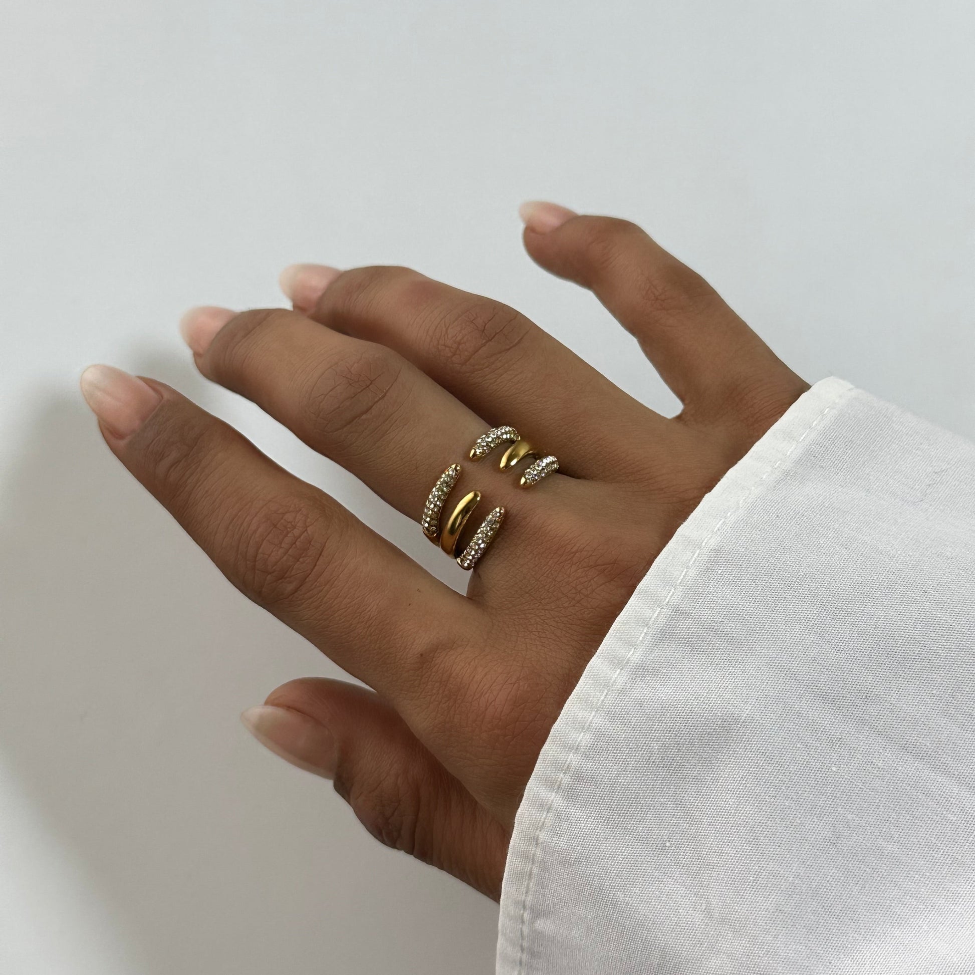 Bague Sélia dorée en acier inoxydable portée – bague ouverte élégante sertie de zircons – bijou résistant à l’eau – Monalya