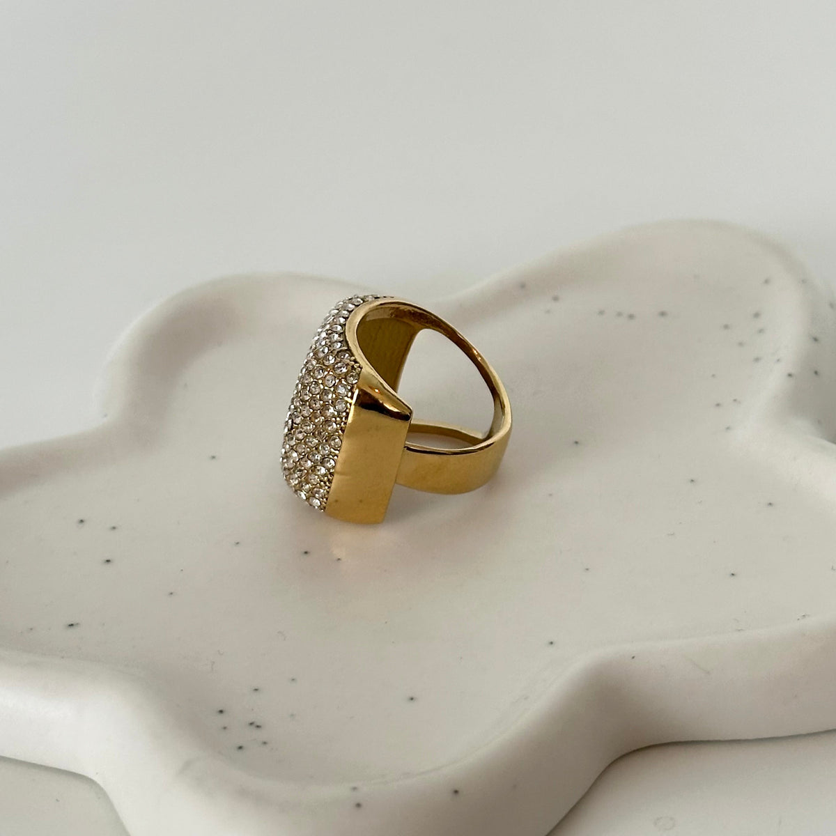 Vue de profil de la bague Sixtine ajustable en acier inoxydable 304 et strass