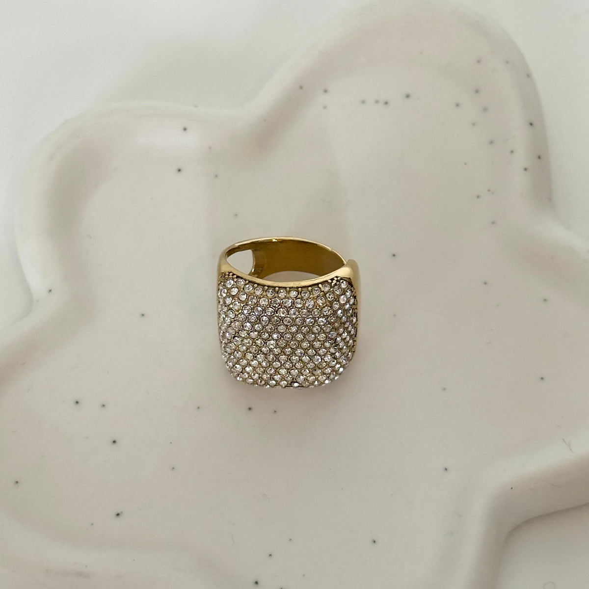 Bague Sixtine dorée en acier inoxydable 304 et strass vue de face