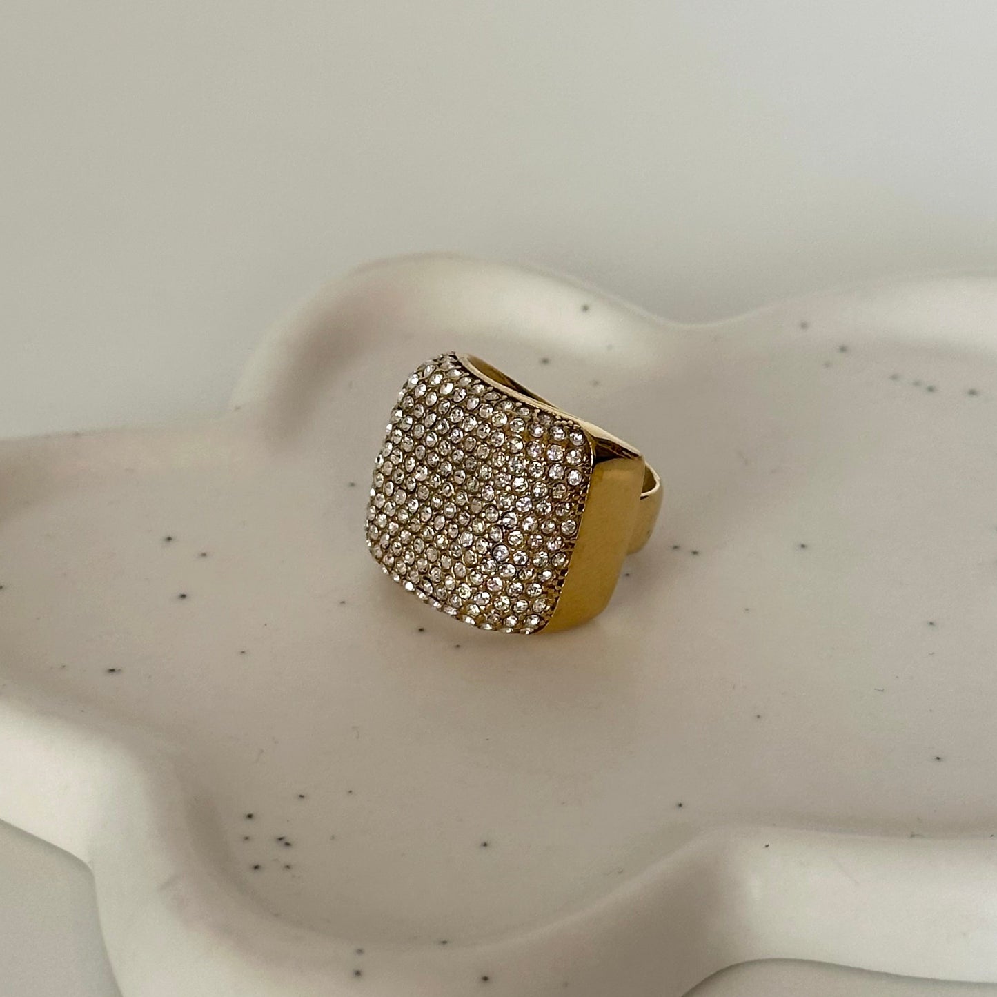 Bague large Sixtine dorée entièrement sertie de strass vue de trois quarts