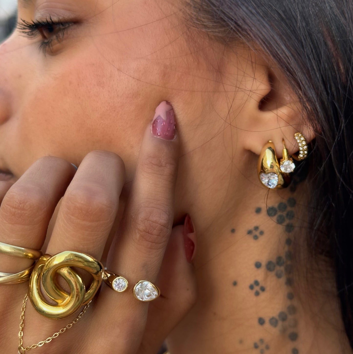 Bague Vanina en acier inoxydable doré avec deux zircons sertis de tailles différentes portée.