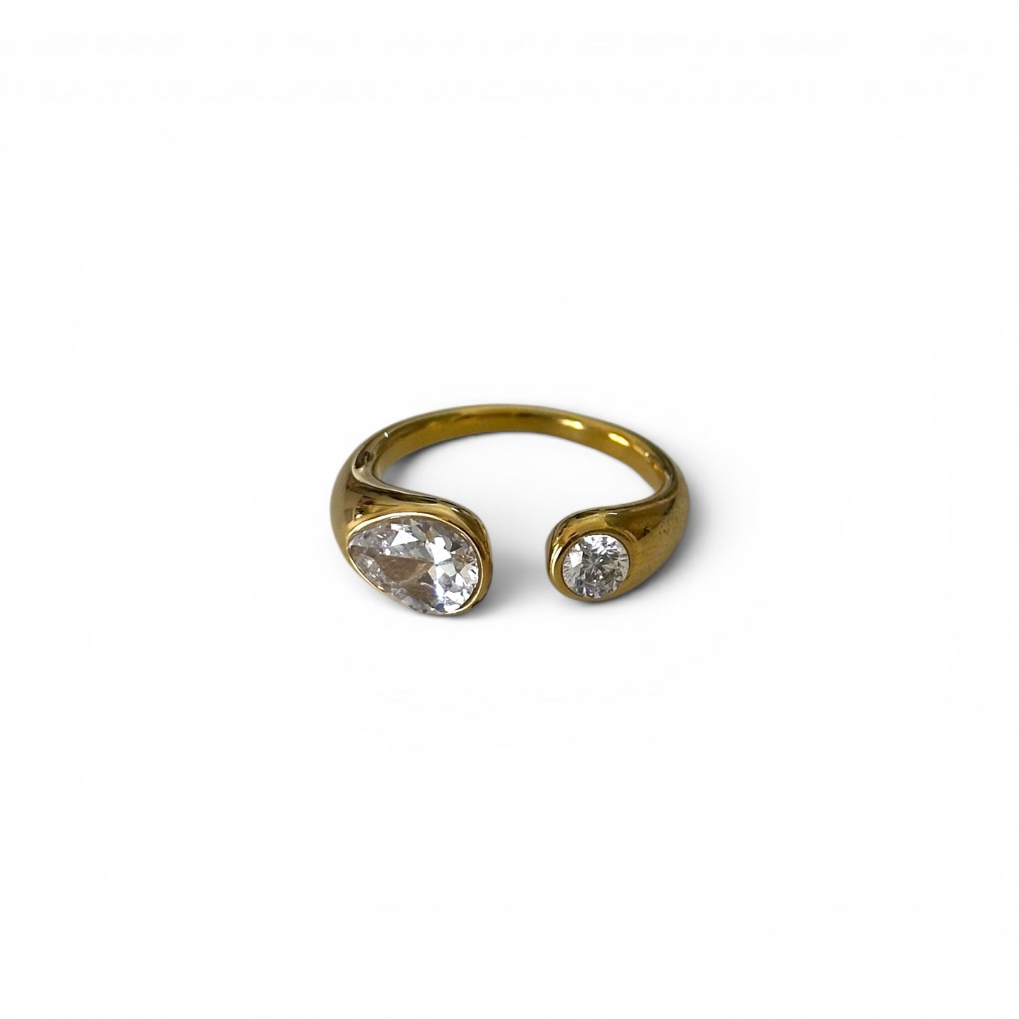 Bague Vanina en acier inoxydable doré ouverte ornée de deux zircons asymétriques.