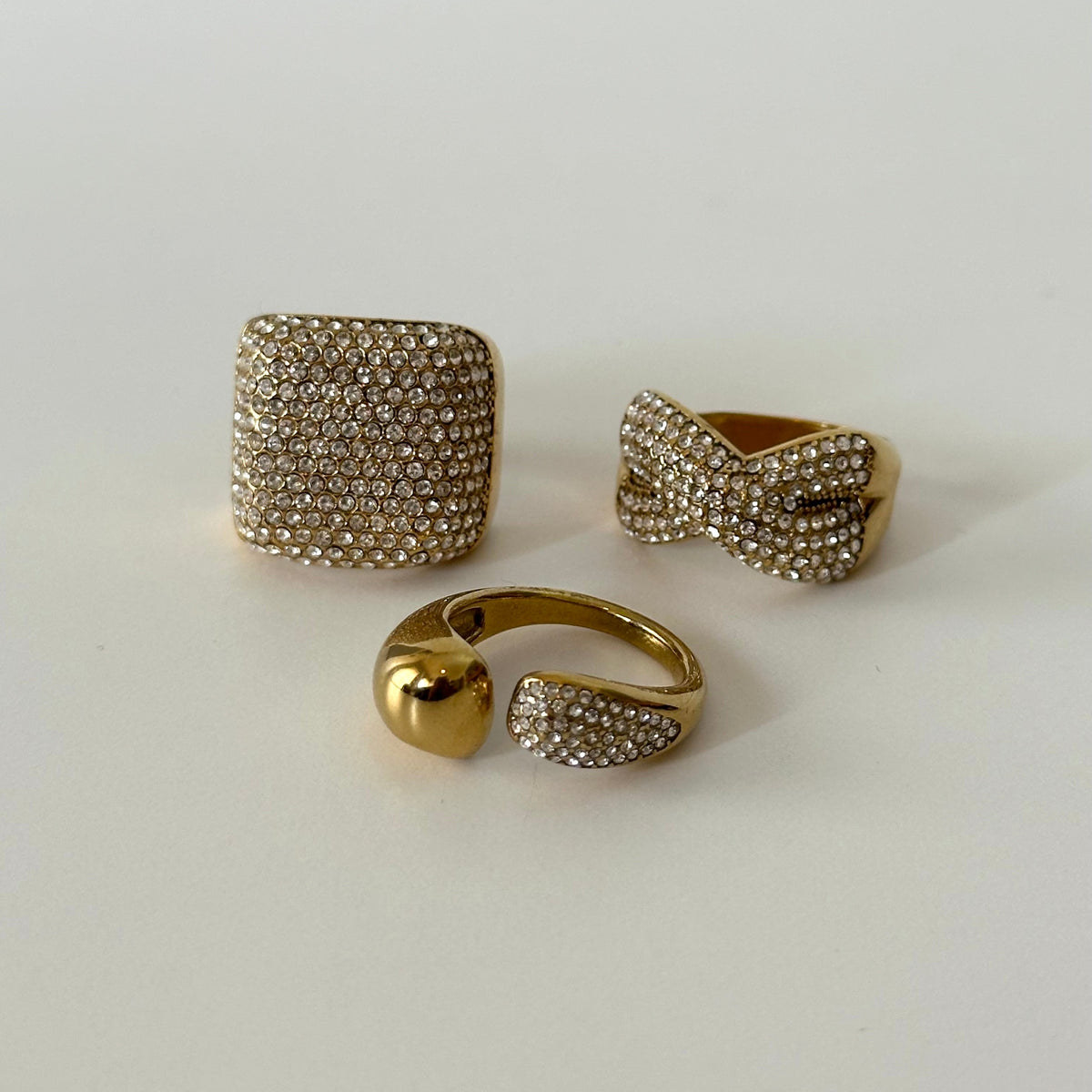 Bagues Erin, Sixtine et Sasha dorées à strass présentées en accumulation