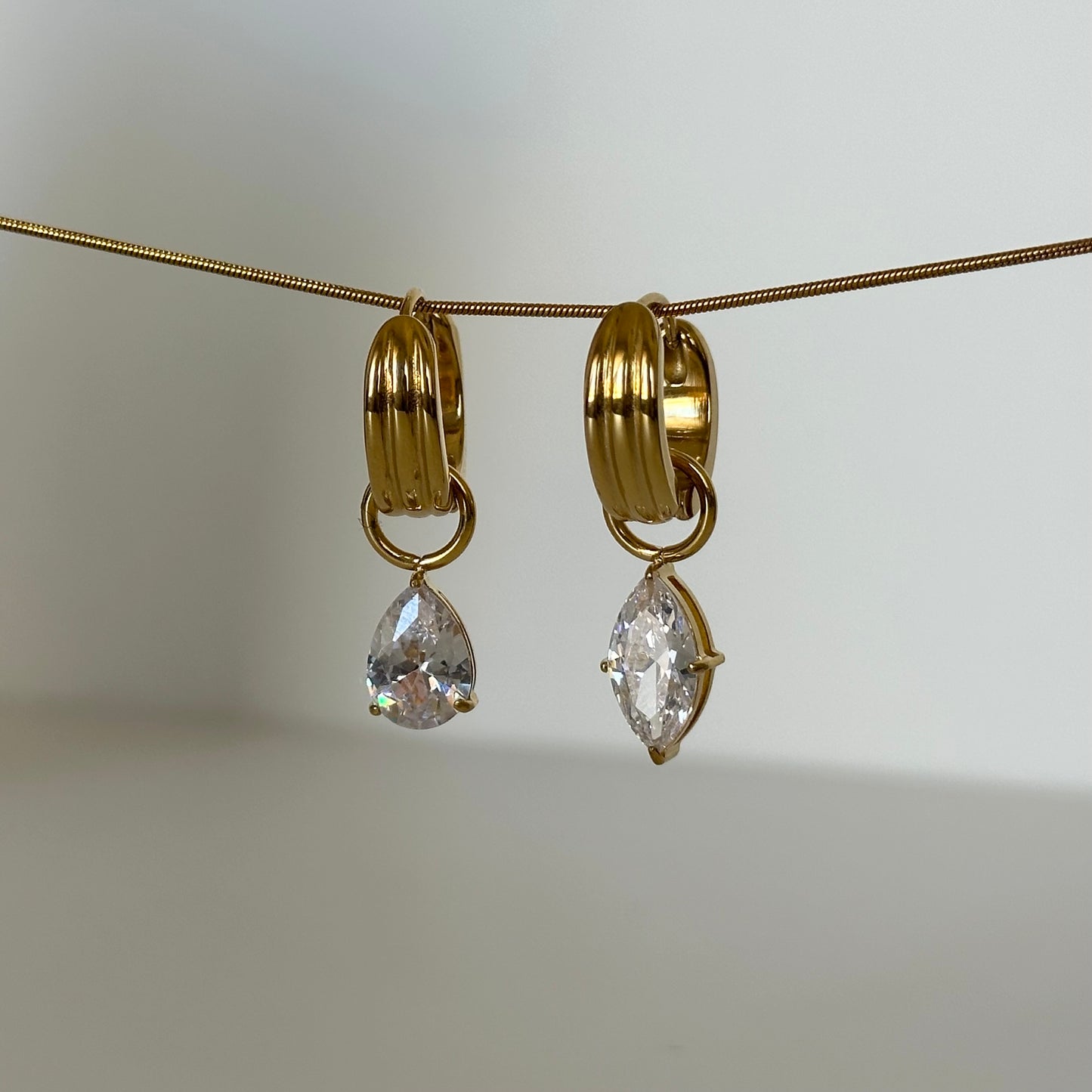 Paire de boucles Alix en acier inoxydable plaqué or 18K avec pendants zircons asymétriques zoom.