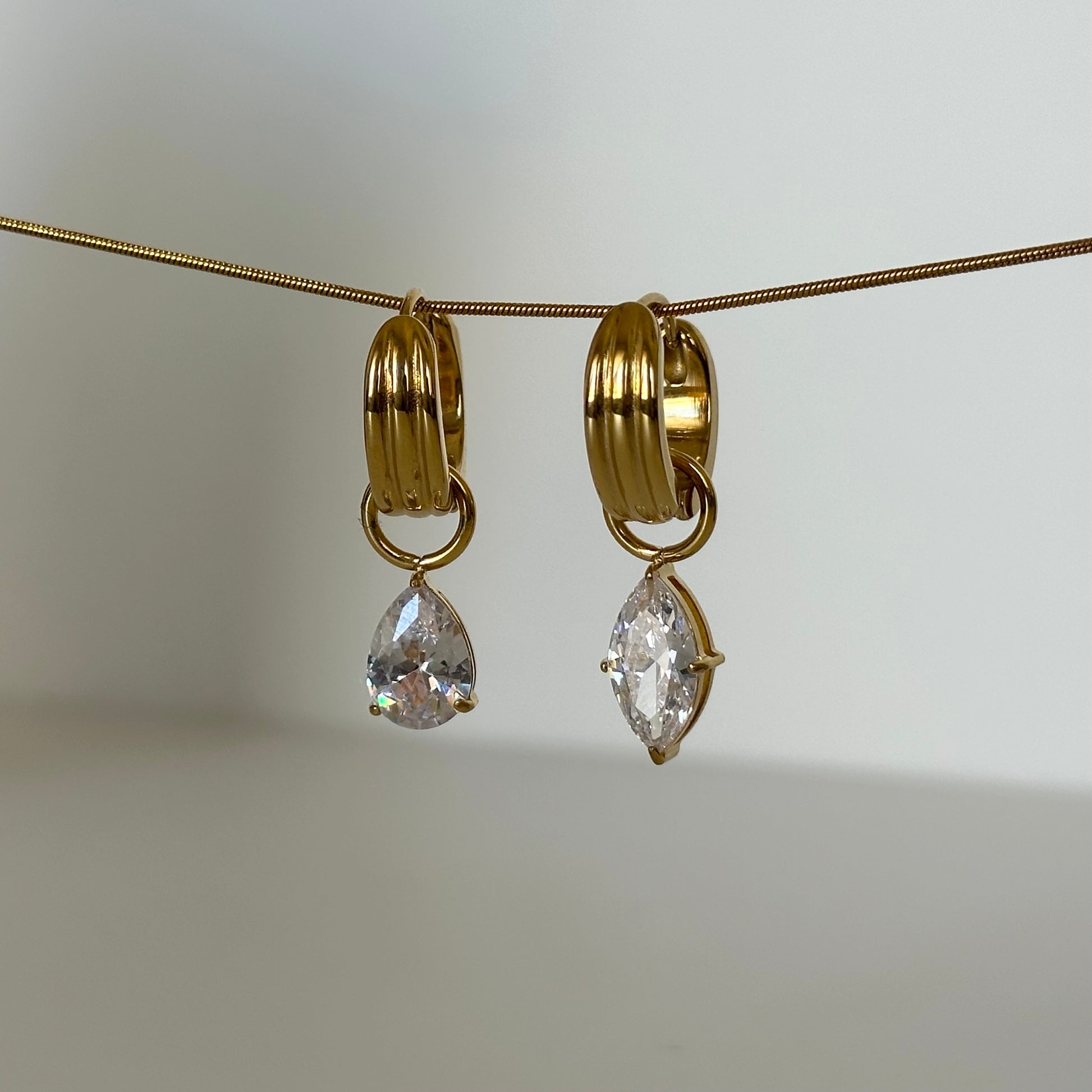 Paire de boucles Alix en acier inoxydable plaqué or 18K avec pendants zircons asymétriques zoom.