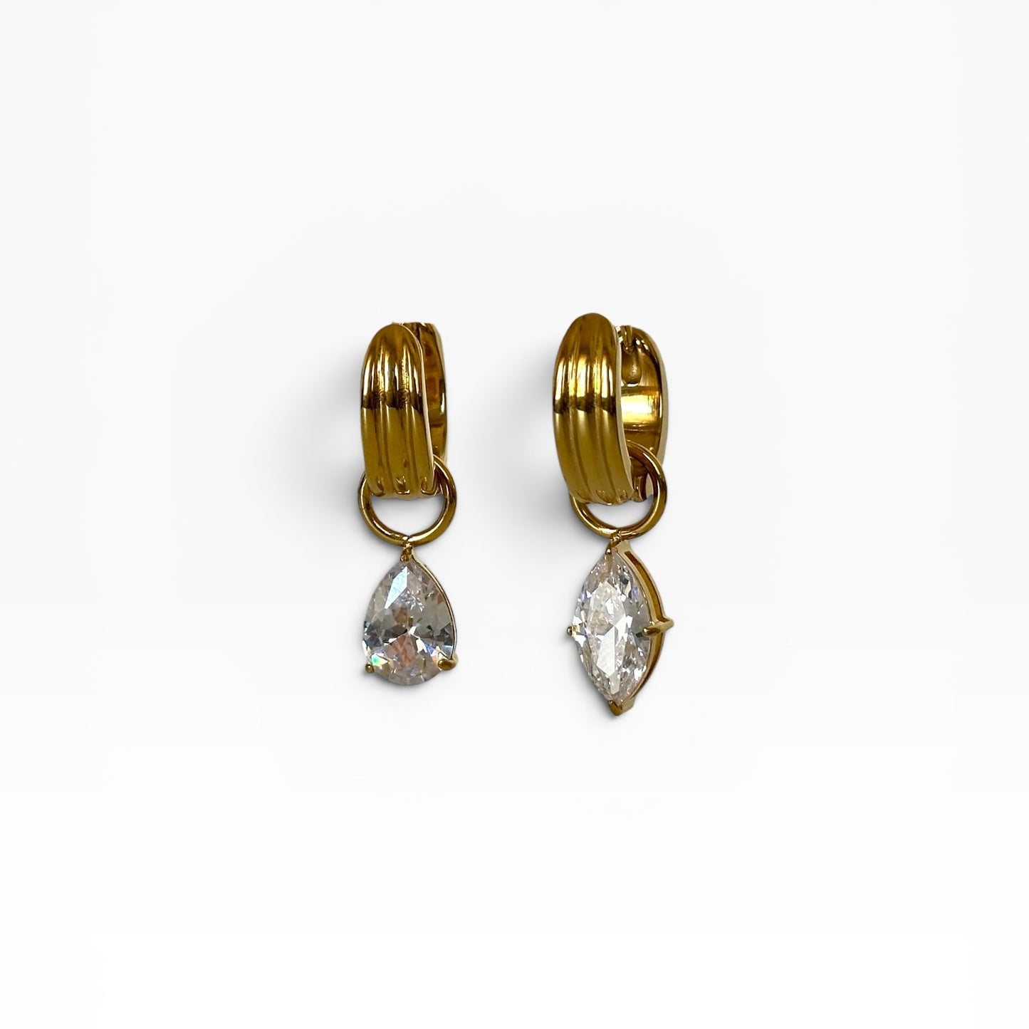 Paire de boucles Alix en acier inoxydable plaqué or 18K avec pendants zircons asymétriques.