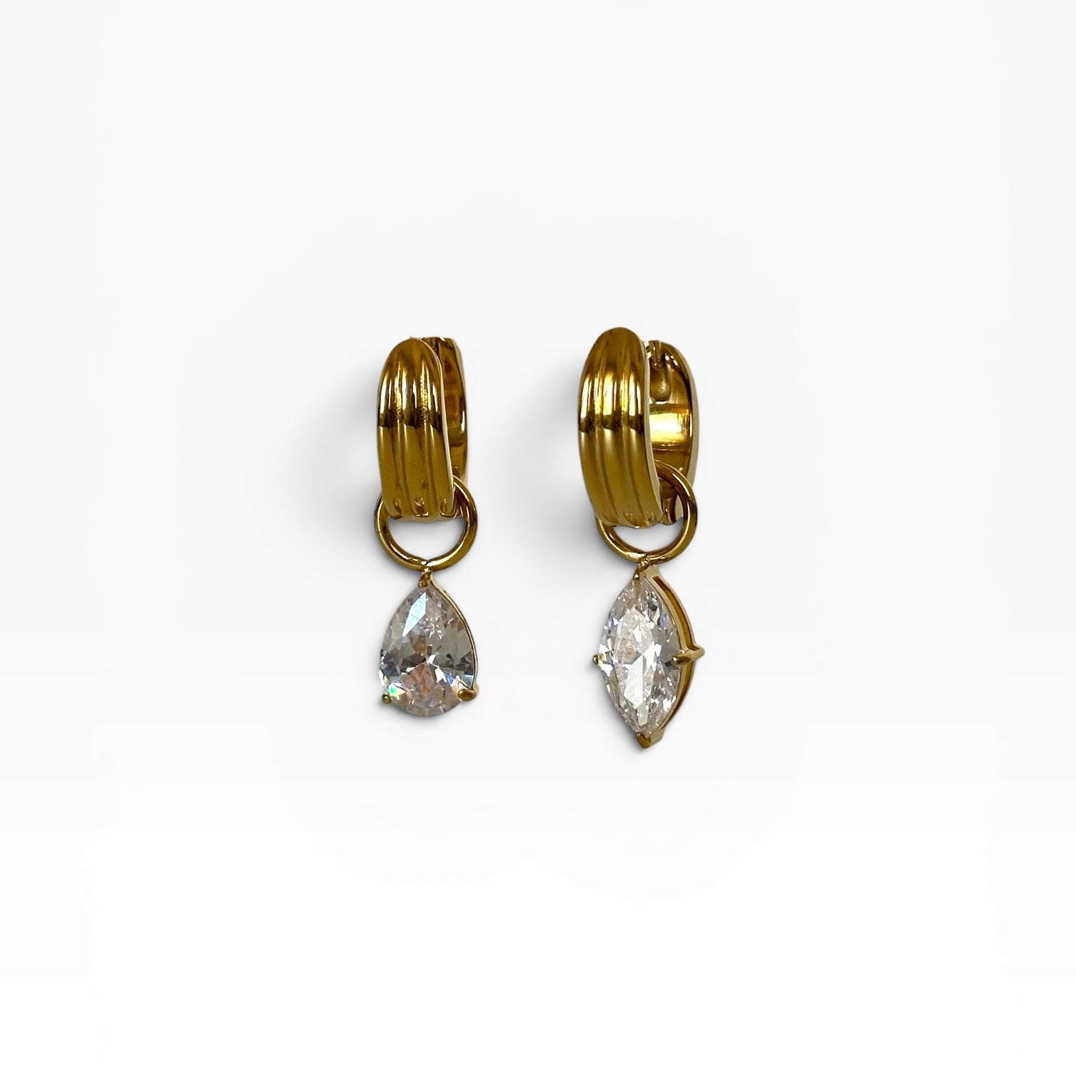 Paire de boucles Alix en acier inoxydable plaqué or 18K avec pendants zircons asymétriques.