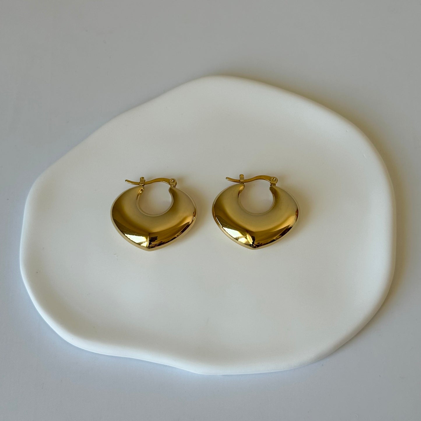 Boucles d’oreilles Aluna dorées en acier inoxydable – créoles épaisses et lisses – Monalya