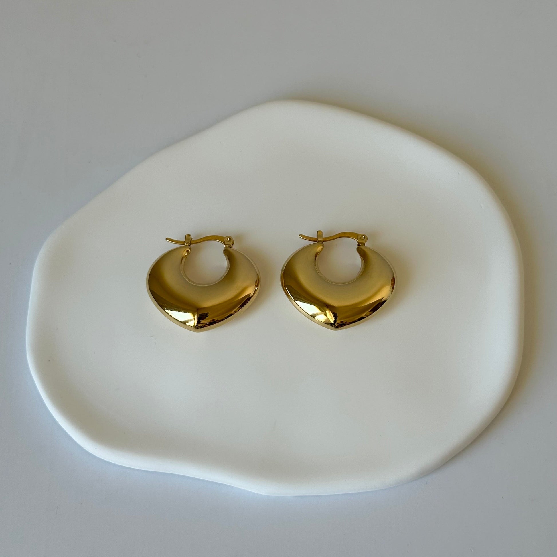 Boucles d’oreilles Aluna dorées en acier inoxydable – créoles épaisses et lisses – Monalya