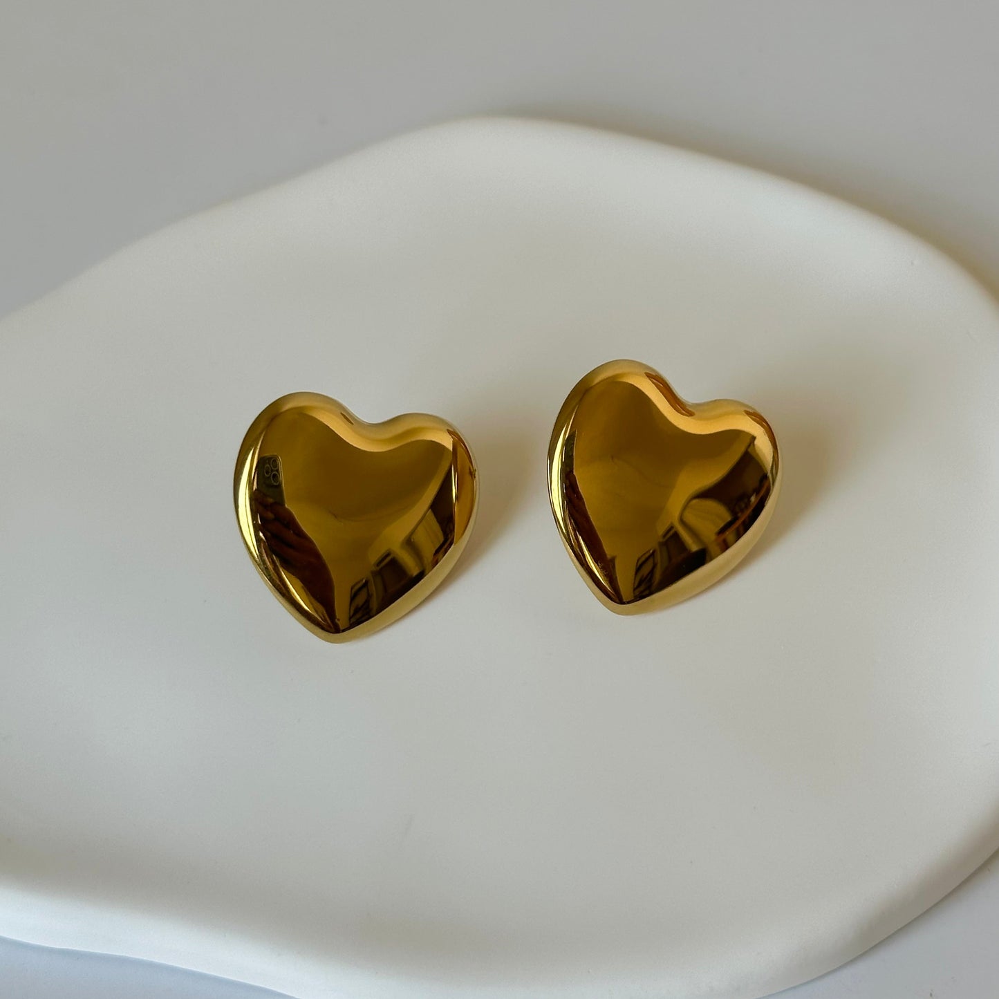 Boucles d’oreilles Amara dorées en acier inoxydable – design cœur brillant – Monalya