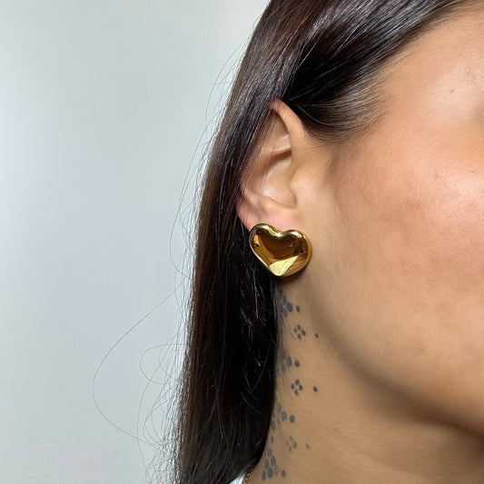 Boucles d’oreilles Amara dorées en acier inoxydable portées – design cœur brillant – Monalya