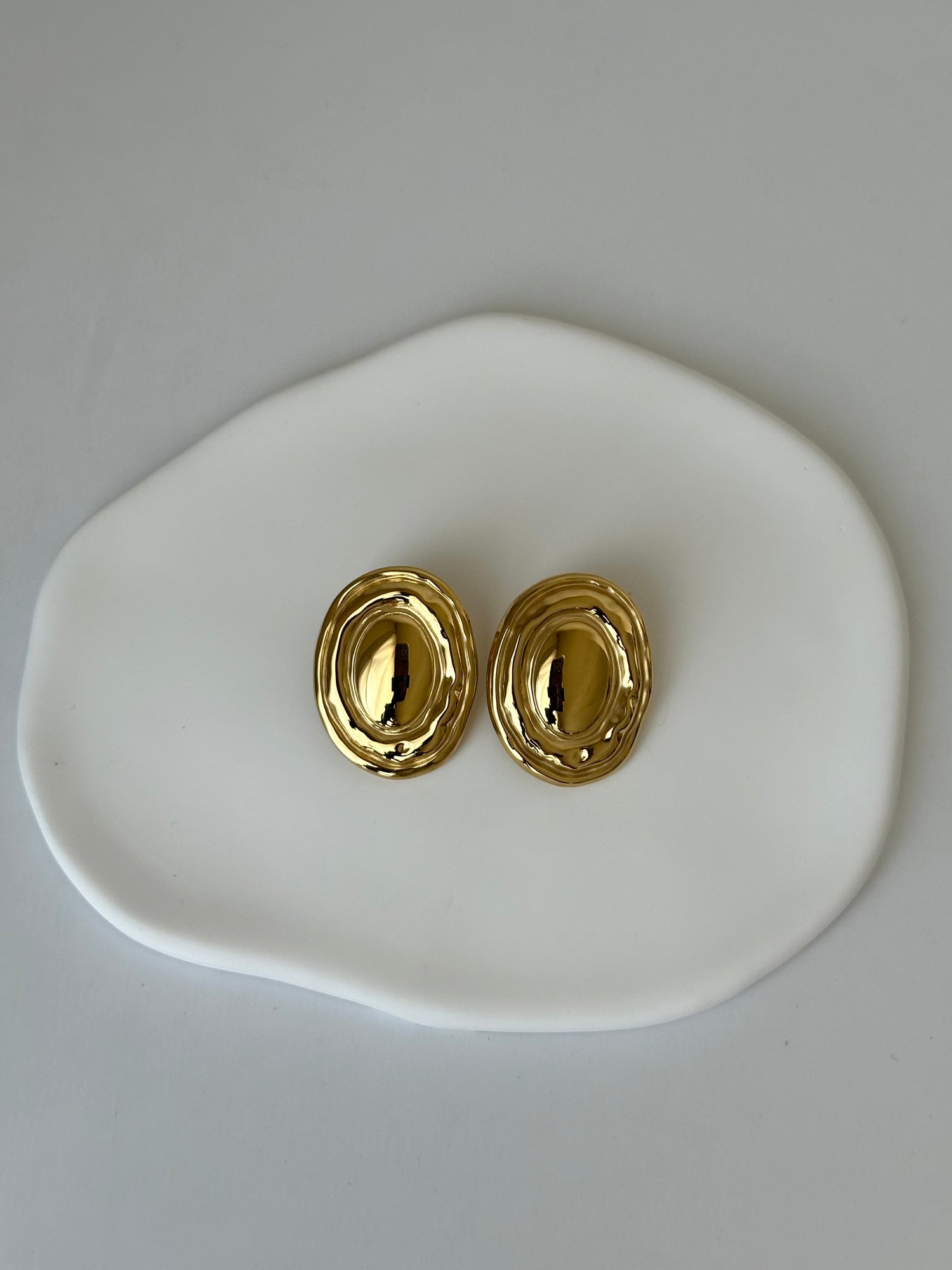 Boucles d’oreilles Freya dorées en acier inoxydable – design ovale texturé – Monalya 