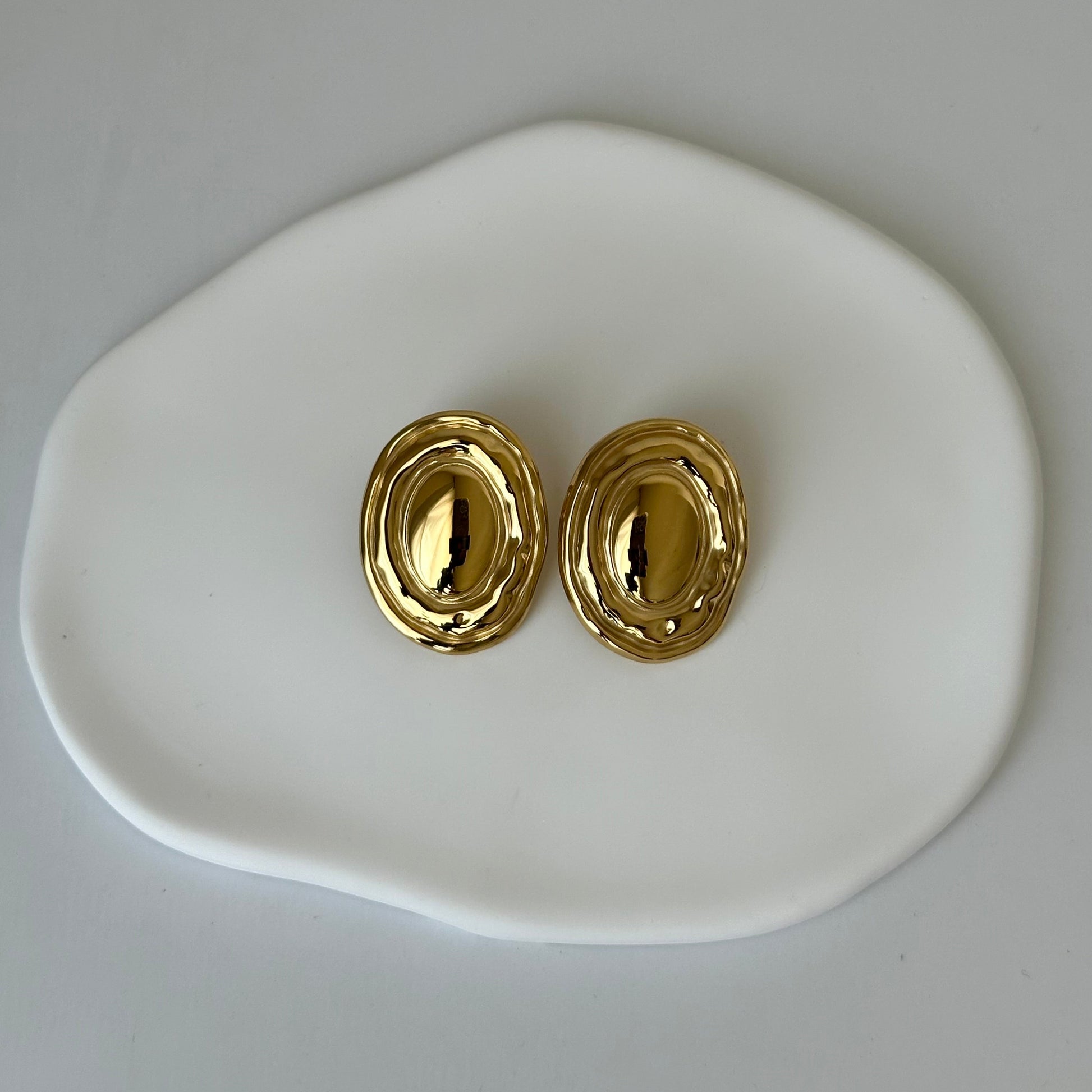Boucles d’oreilles Freya dorées en acier inoxydable – design ovale texturé – Monalya 