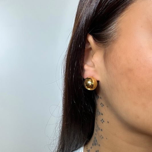 Boucles d’oreilles Maé dorées en acier inoxydable portées – clous boule brillants – Monalya