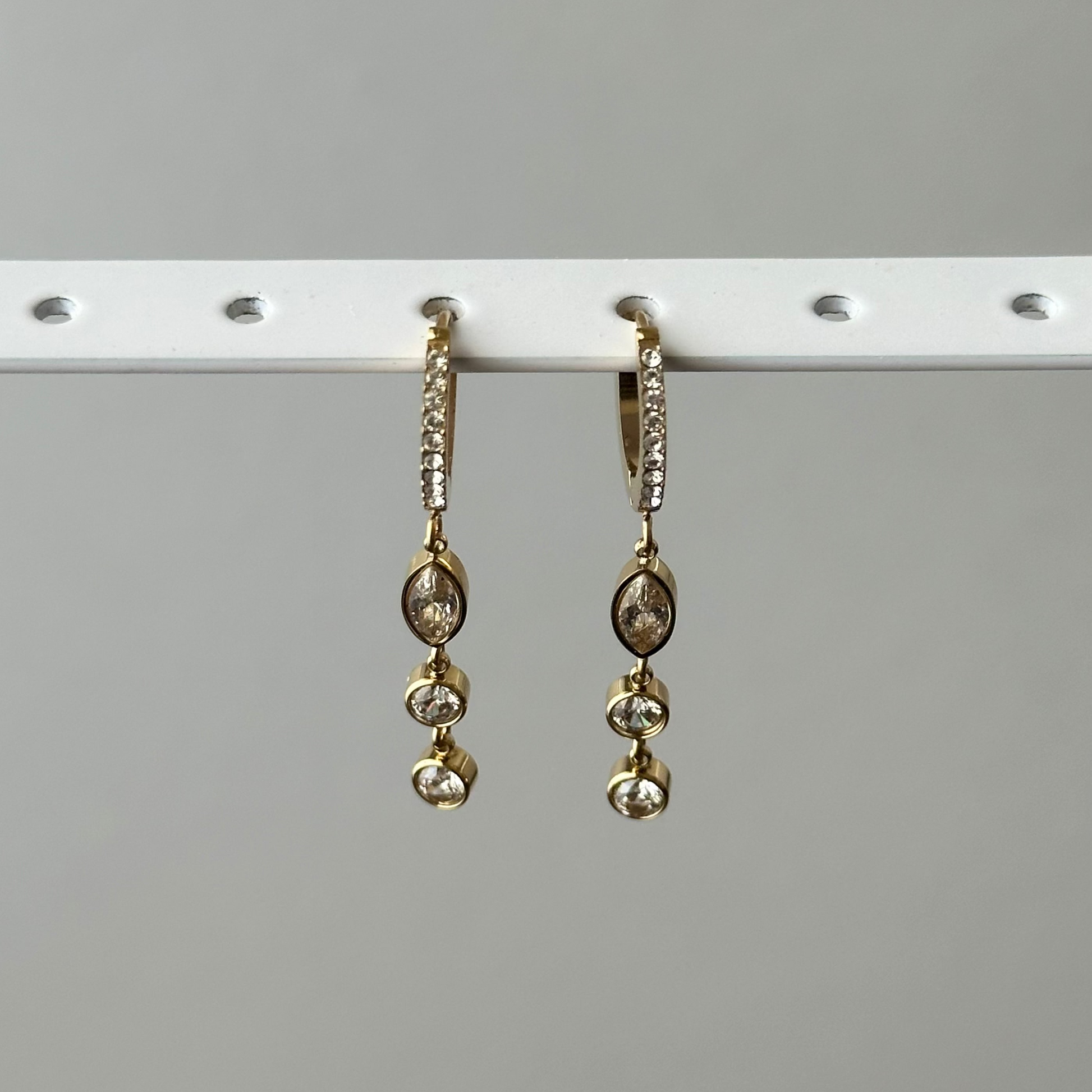 Boucles d’oreilles Néphora dorées en acier inoxydable – pendantes avec pierres scintillantes – Monalya