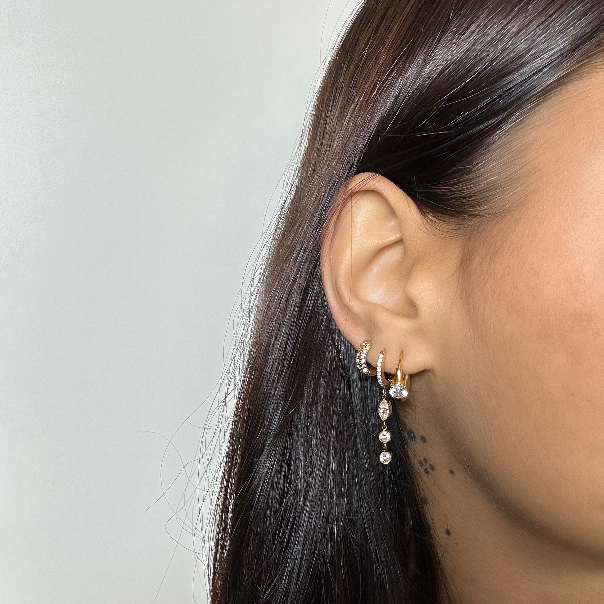 Boucles d’oreilles Néphora dorées en acier inoxydable compo – pendantes avec pierres scintillantes – Monalya