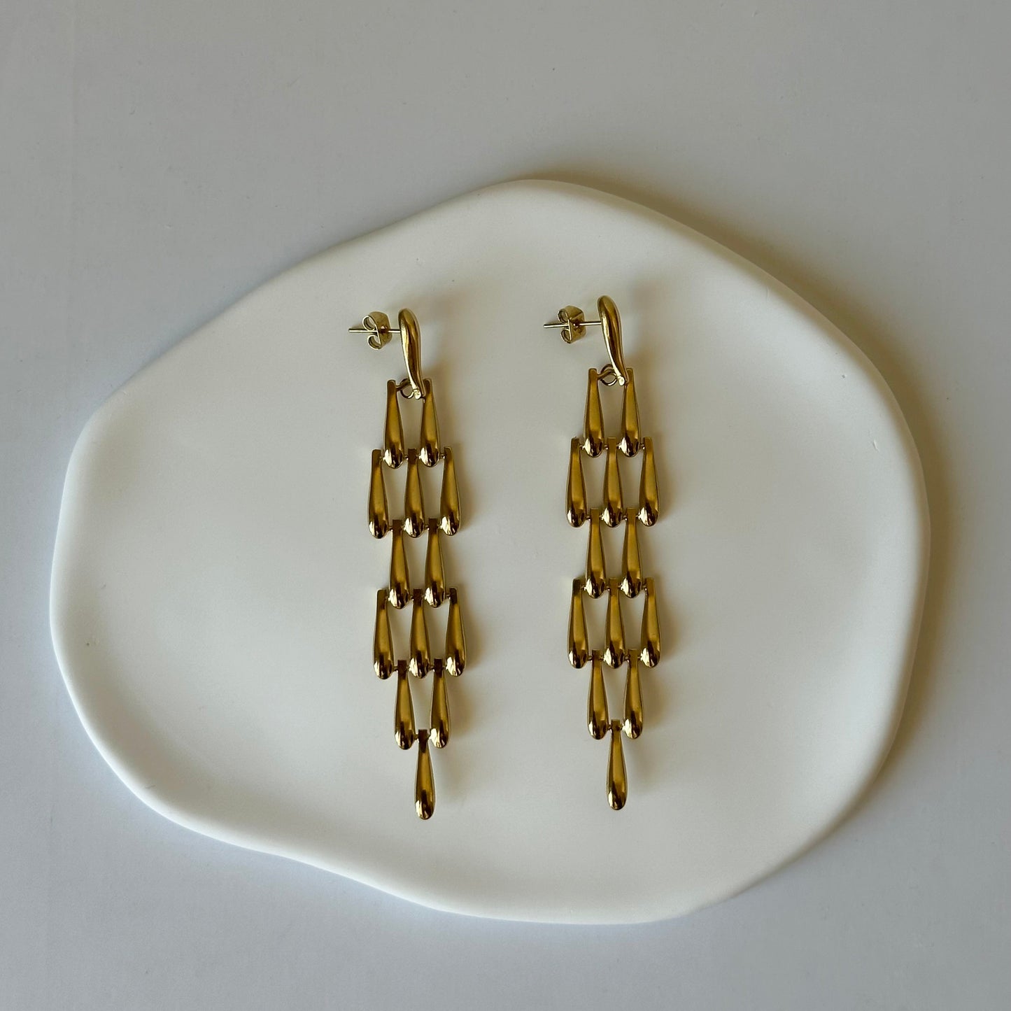 Boucles d’oreilles Nerea dorées en acier inoxydable – pendantes géométriques en gouttes – Monalya