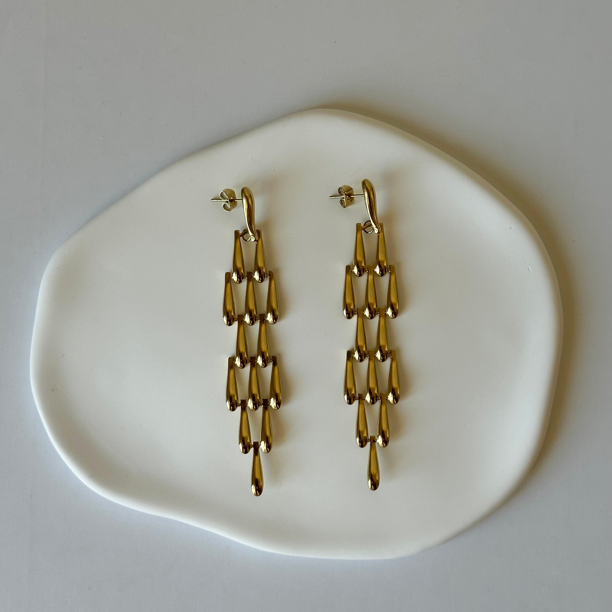 Boucles d’oreilles Nerea dorées en acier inoxydable – pendantes géométriques en gouttes – Monalya