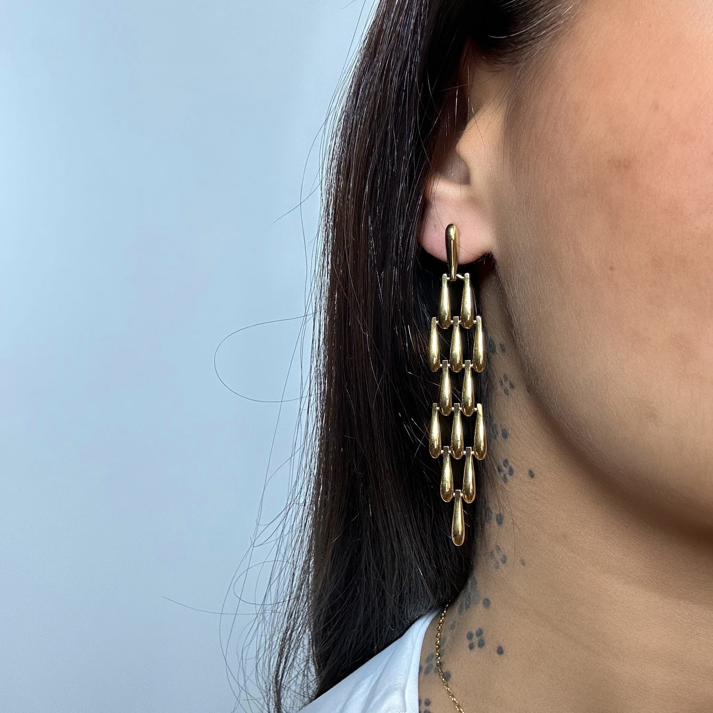 Boucles d’oreilles Nerea dorées en acier inoxydable portées – pendantes géométriques en gouttes – Monalya 