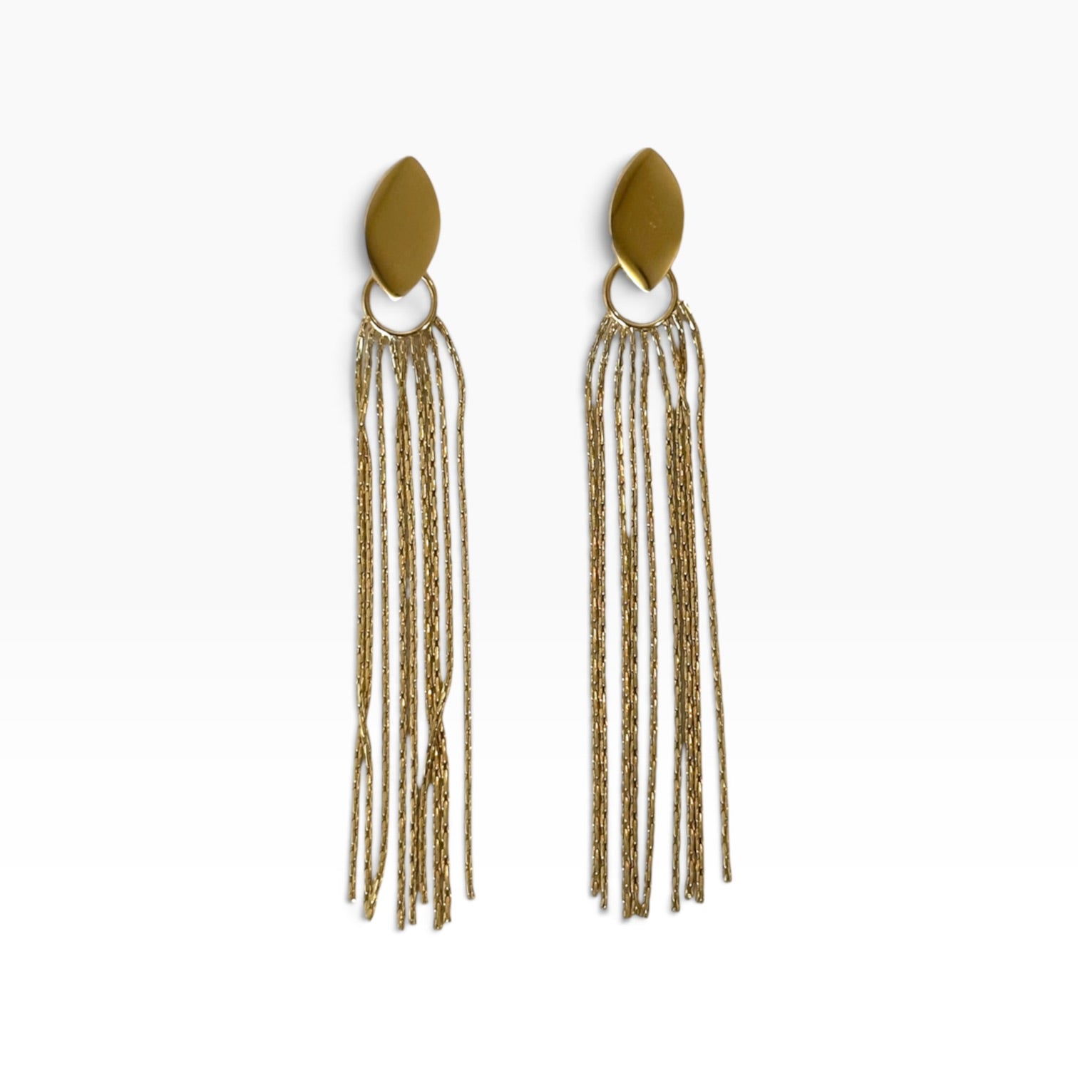 Boucles d’oreilles Jodie dorées en acier inoxydable 316L avec longues chaînes pendantes sur fond blanc.