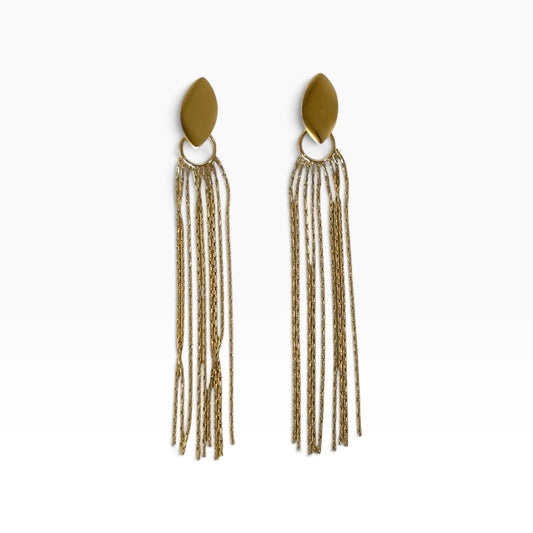 Boucles d’oreilles Jodie dorées en acier inoxydable 316L avec longues chaînes pendantes sur fond blanc.