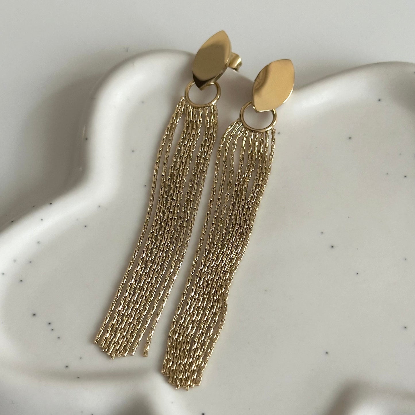 Boucles d’oreilles pendantes Jodie en acier inoxydable 316L doré avec longues franges de chaînes fines.