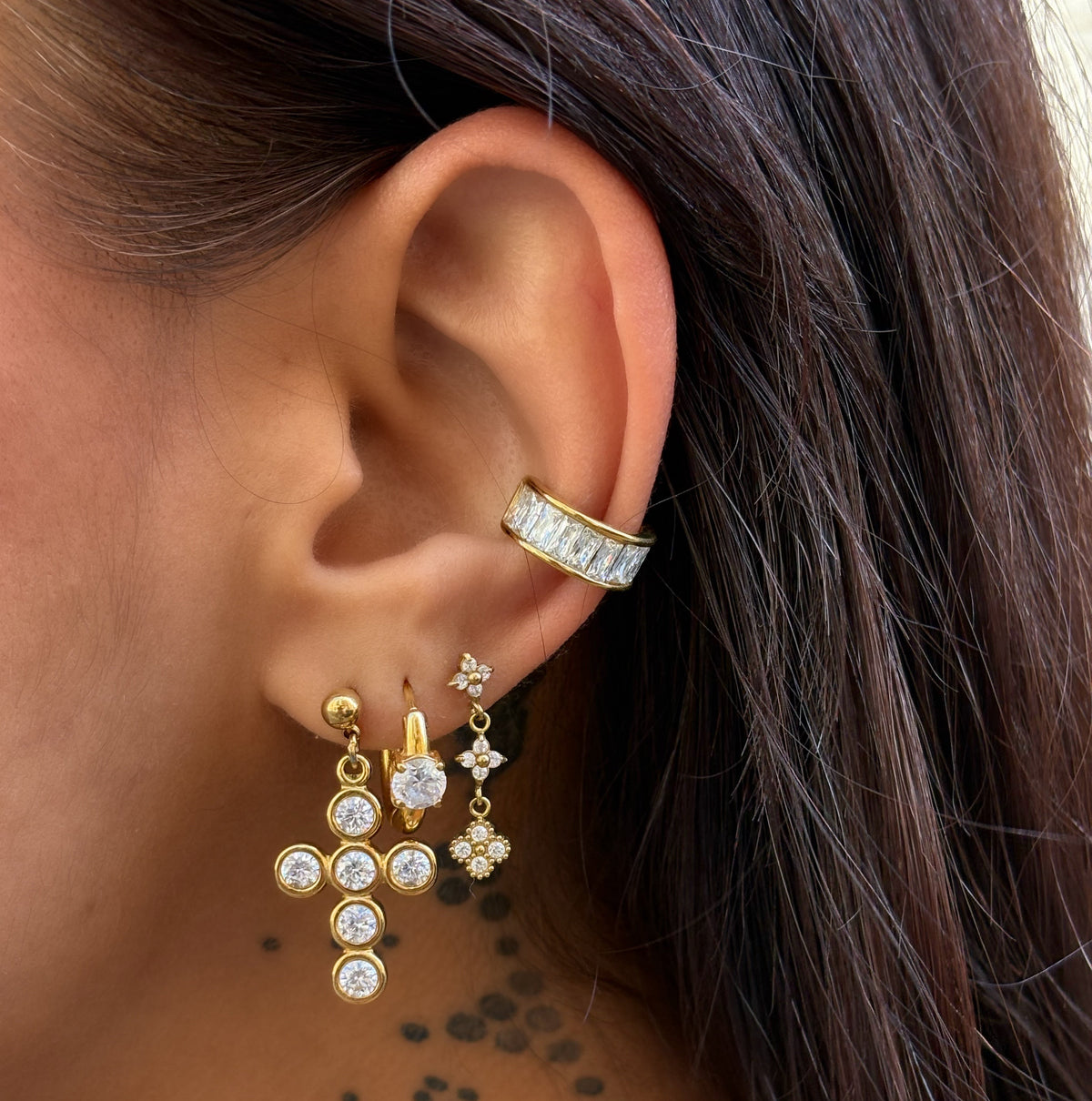 Boucles d’oreilles Line dorées pendantes ornées de zircons porté.