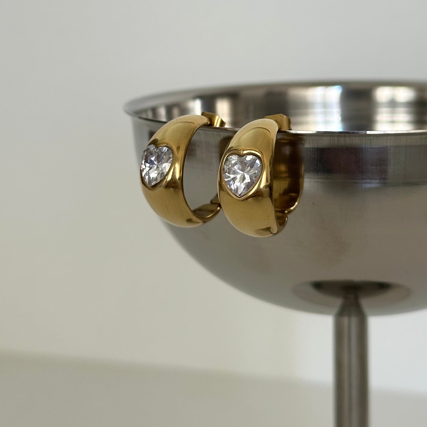 boucles d’oreilles Tahia dorées en acier inoxydable avec un zircon cœur au centre.