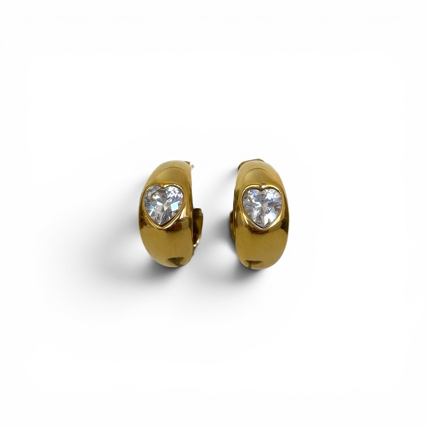 Boucles d’oreilles Tahia dorées en acier inoxydable avec zircon en forme de cœur.