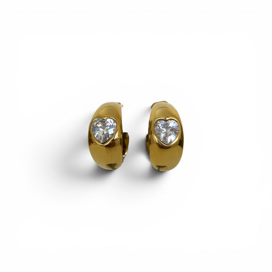 Boucles d’oreilles Tahia dorées en acier inoxydable avec zircon en forme de cœur.
