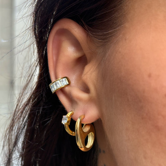 Boucles d’oreilles Thylane dorées au design organique ajouré porté.