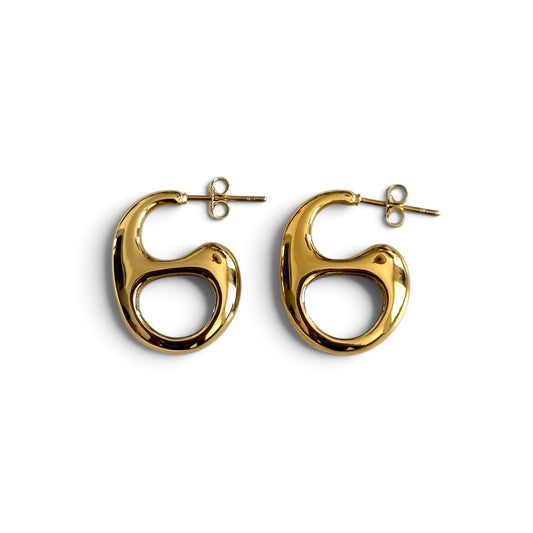 Boucles d’oreilles Thylane dorées au design organique ajouré sur fond blanc.