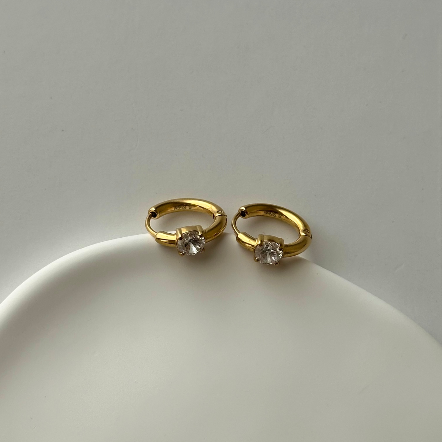 Boucles d’oreilles Théa dorées en acier inoxydable – créoles délicates avec strass scintillant – Monalya