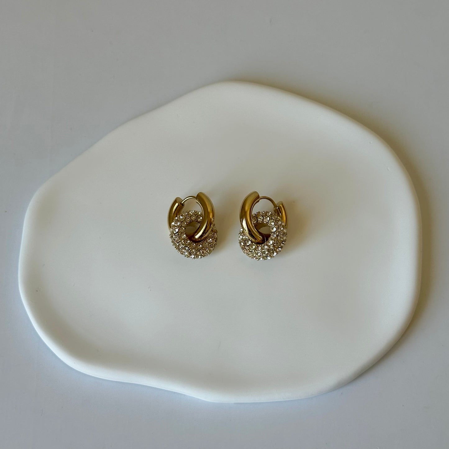 Boucles d’oreilles Vanya dorées en acier inoxydable avec strass – petites créoles élégantes – Monalya 