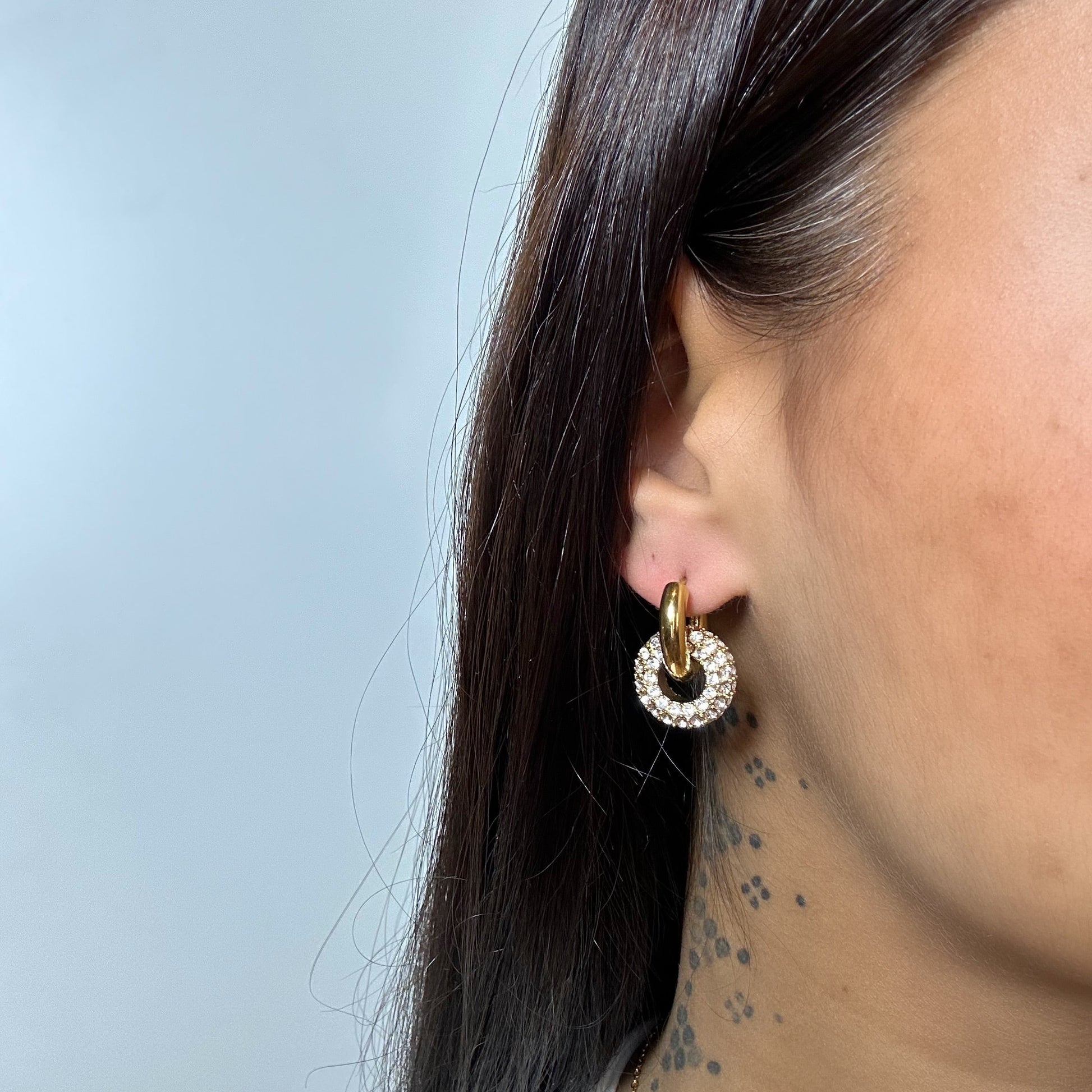 Boucles d’oreilles Vanya dorées en acier inoxydable avec strass portées – petites créoles élégantes – Monalya 