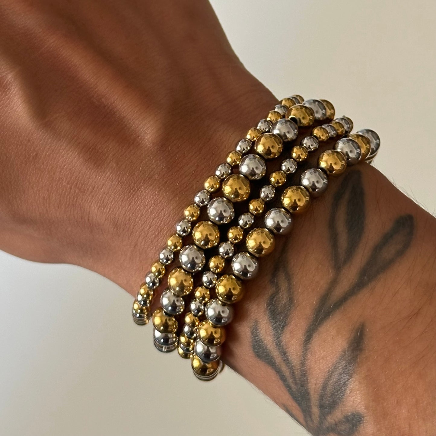 lot de 2 bracelets Abby élastiques acier inoxydable plaqué or 18k billes bicolores portés 2