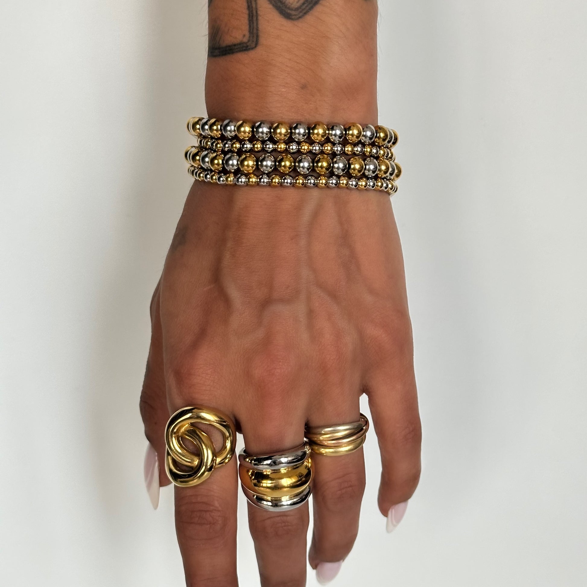 lot de 2 bracelets Abby élastiques acier inoxydable plaqué or 18k billes bicolores portés