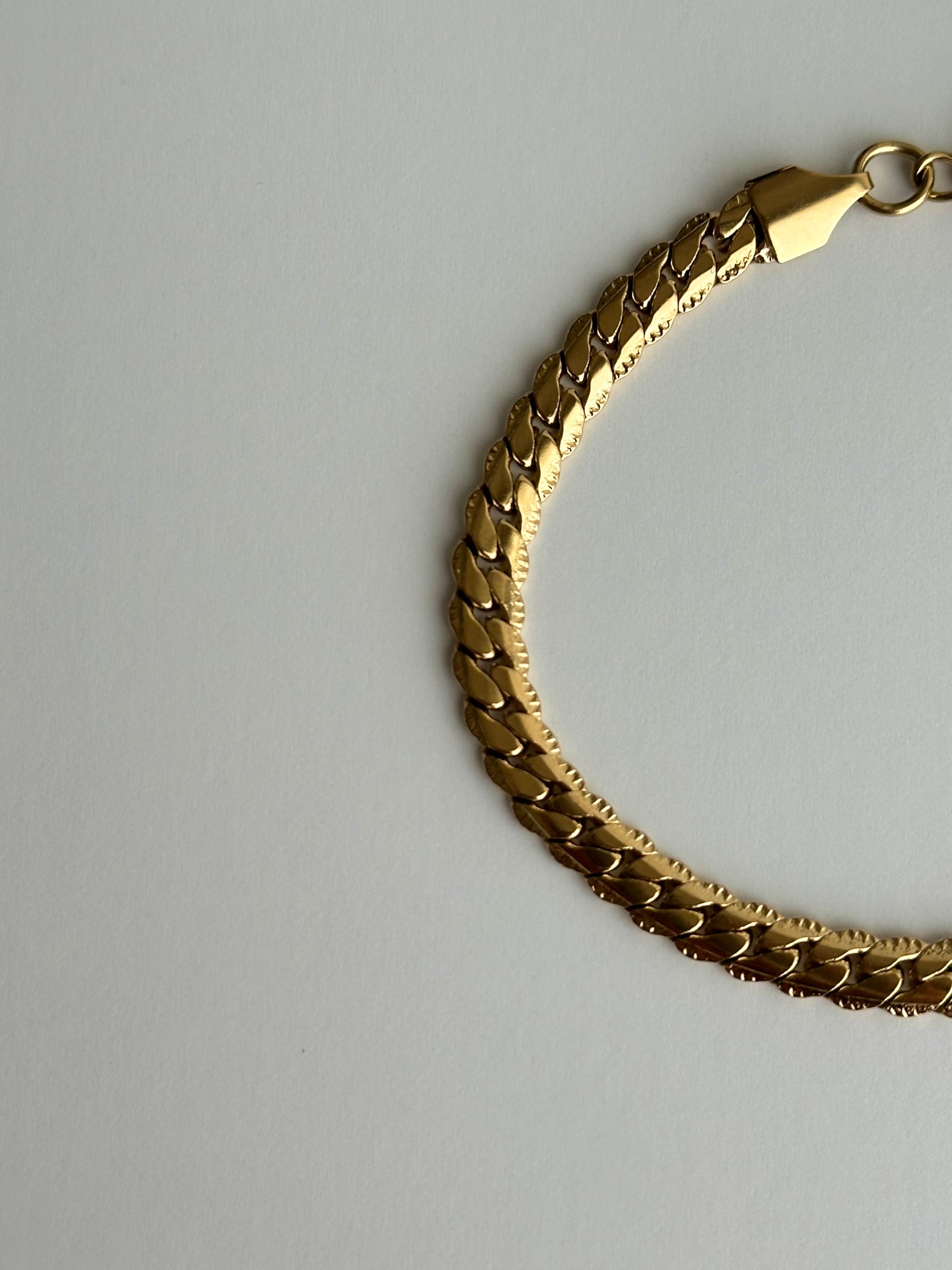 Bracelet Aimé doré à maille gourmette en acier inoxydable zoom – Monalya