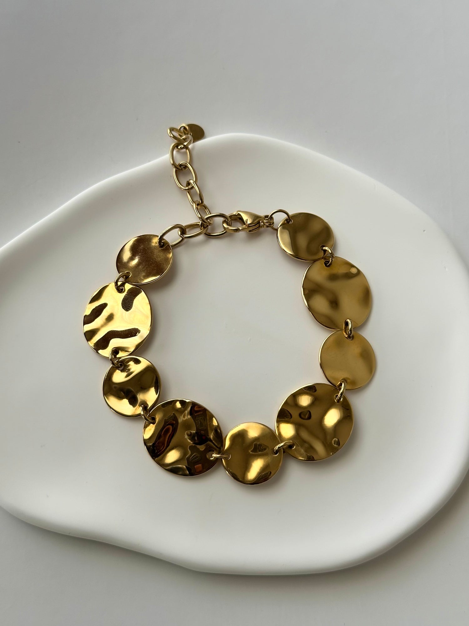 Bracelet Astrae doré en acier inoxydable – pastilles martelées – bijou résistant à l'eau – Monalya