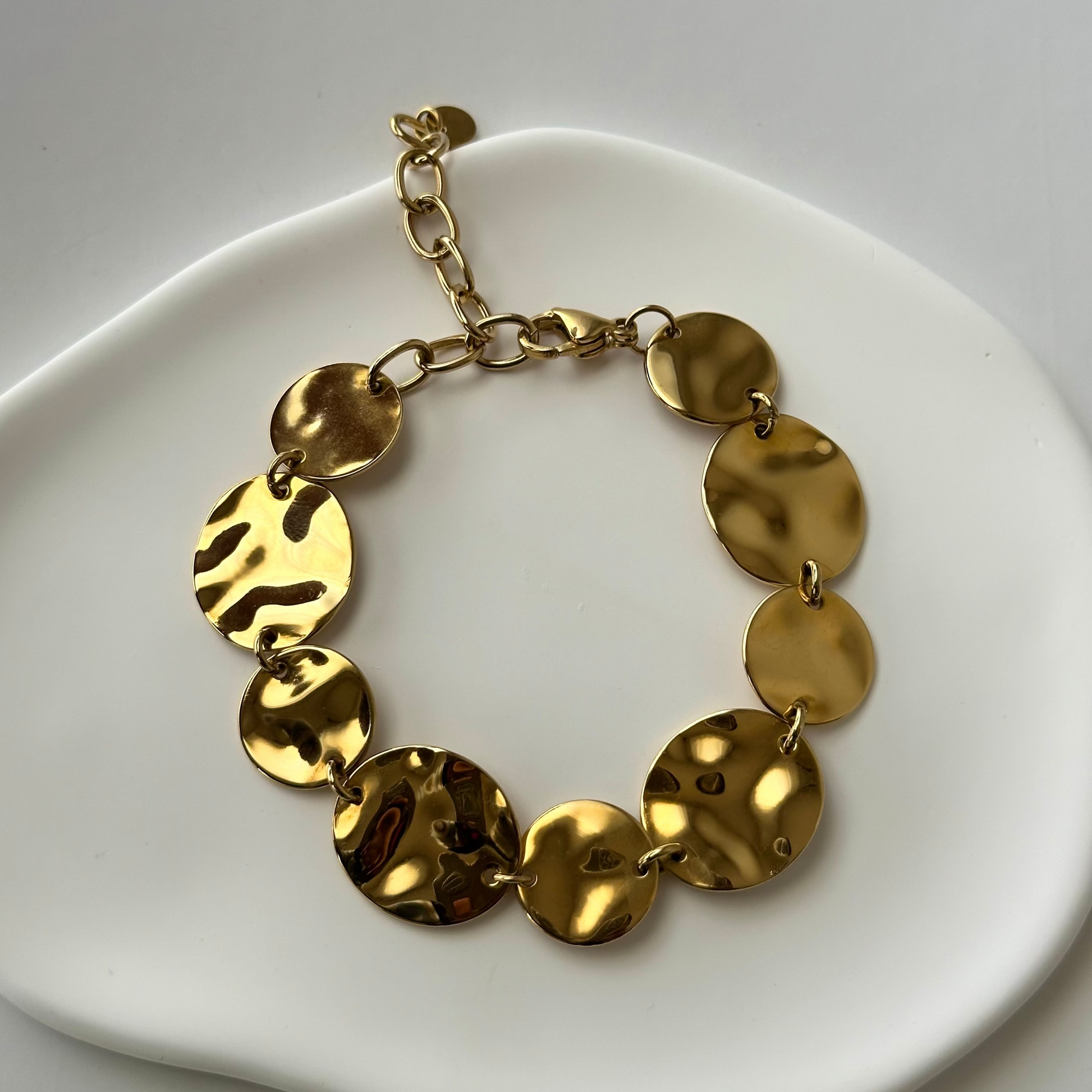 Bracelet Astrae doré en acier inoxydable – pastilles martelées – bijou résistant à l'eau – Monalya