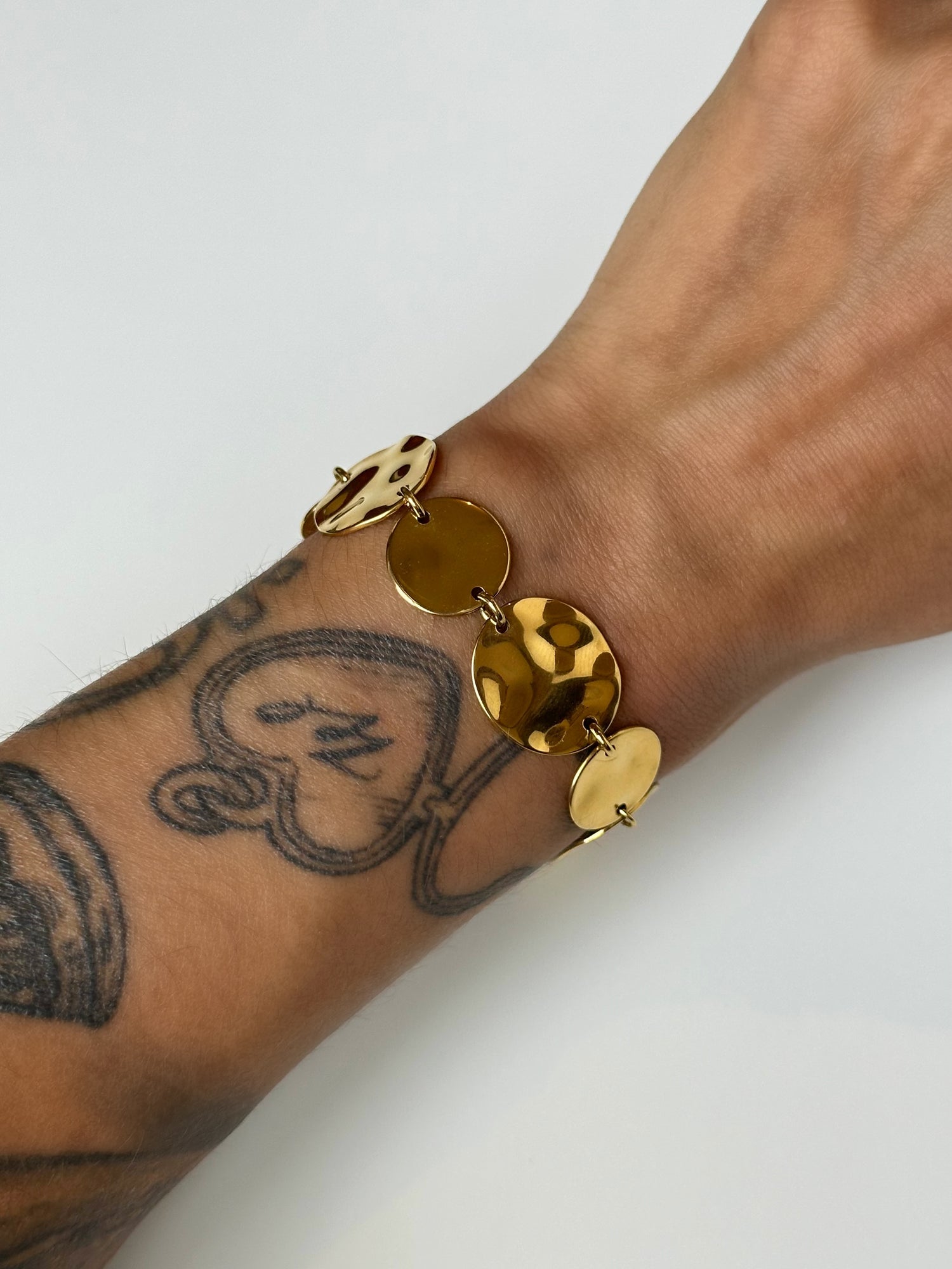 Bracelet Astrae doré en acier inoxydable porté – pastilles martelées – bijou résistant à l'eau – Monalya