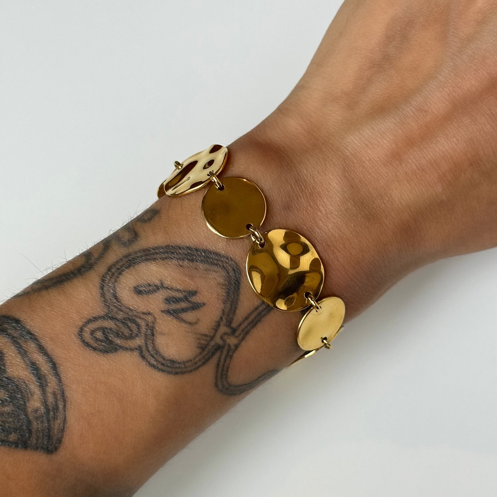 Bracelet Astrae doré en acier inoxydable porté – pastilles martelées – bijou résistant à l'eau – Monalya