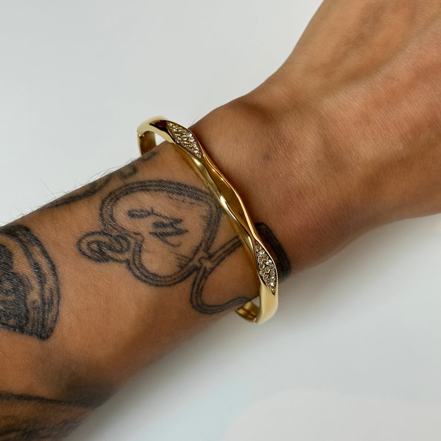 Bracelet Ephyra doré en acier inoxydable serti de zircons porté – bijou résistant à l’eau – Monalya