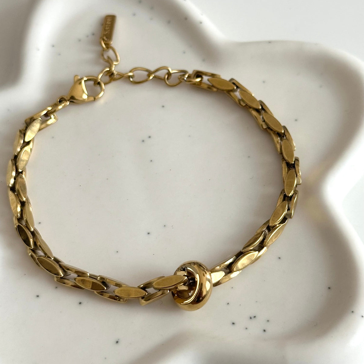 Vue rapprochée du bracelet Imany doré en acier inoxydable finition PVD or 18K.