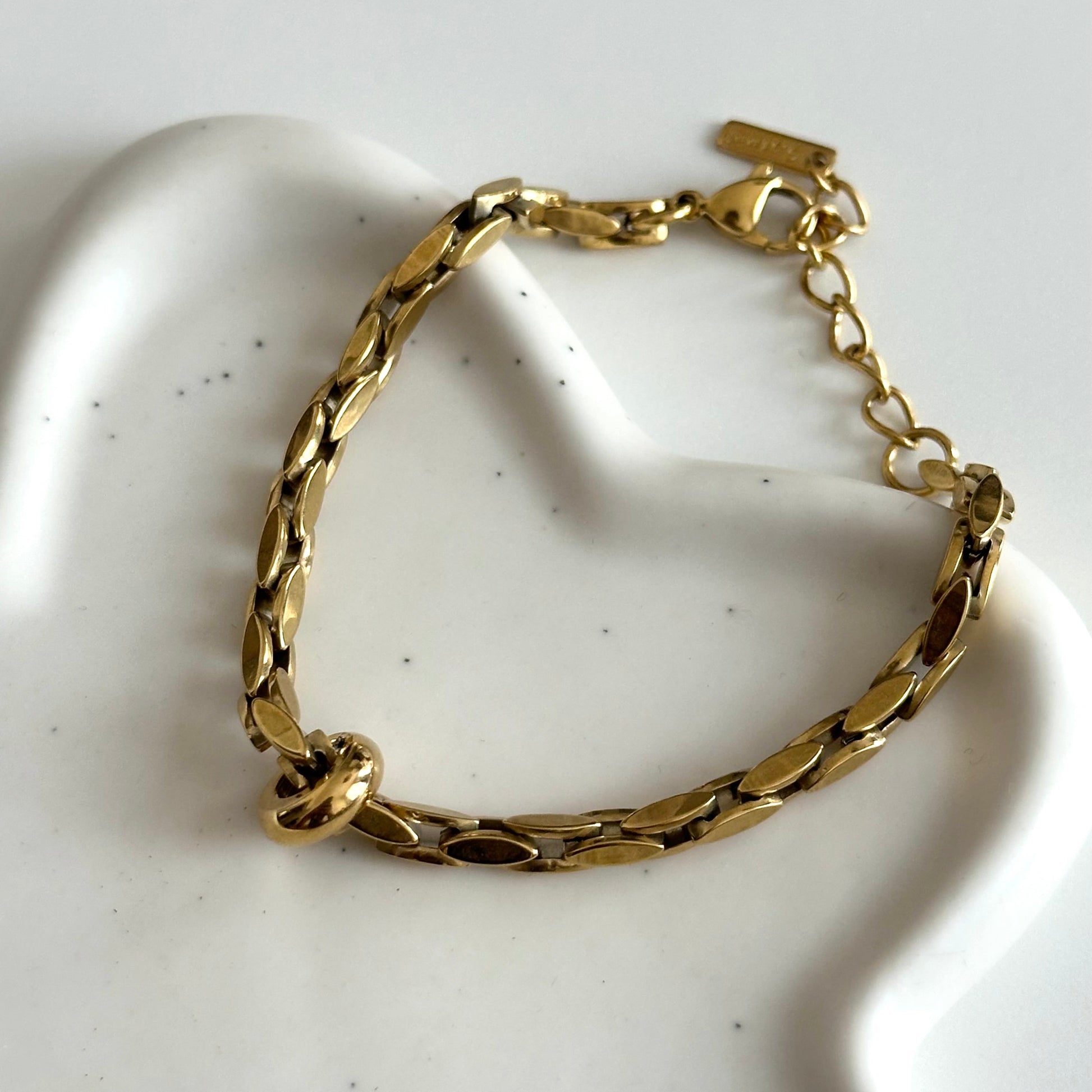 Bracelet Imany en acier inoxydable finition PVD or 18K photographié de trois quarts.