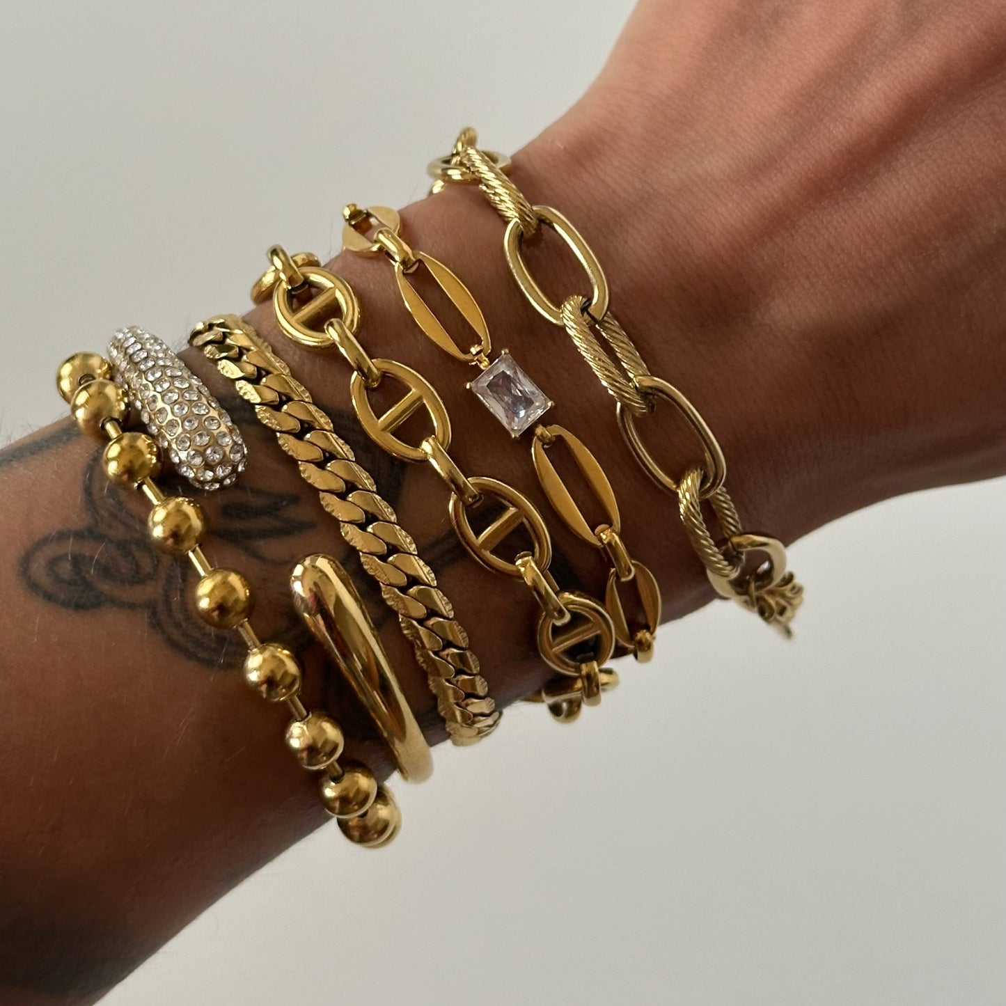 Bracelet Joey en acier inoxydable plaqué or 18K avec maillons modernes et zircon carré central compo.