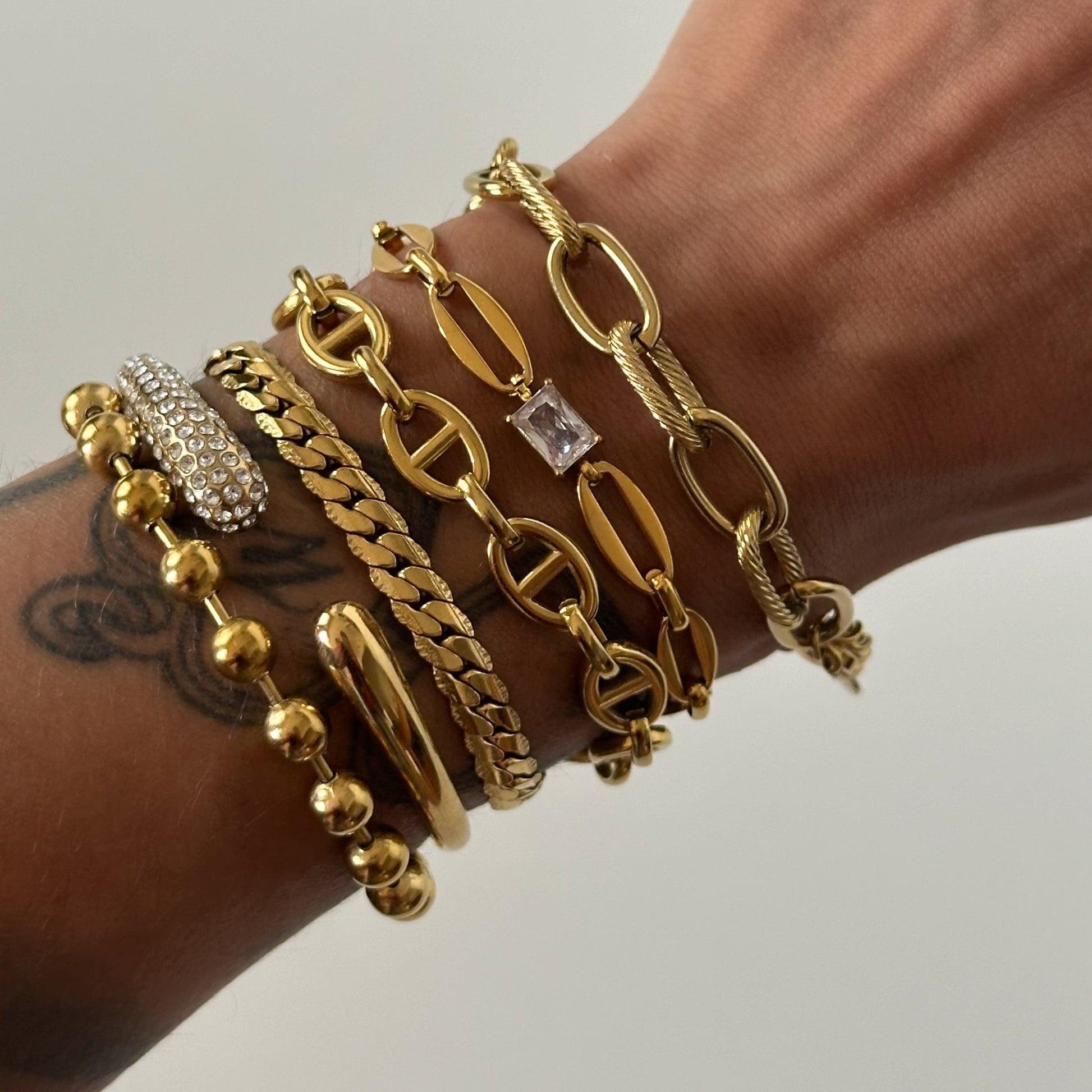 Bracelet Joey en acier inoxydable plaqué or 18K avec maillons modernes et zircon carré central compo.